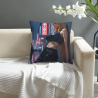 Funda de almohada de chica belleza Cyberpunk - Paisaje nocturno de ciudad neón