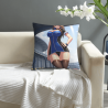 Housse de Coussin Anime - Fille Vibrante dans un Décor Urbain