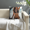 Housse de coussin en peluche double face (18x18 pouces) - Beauté de bikini sur la plage