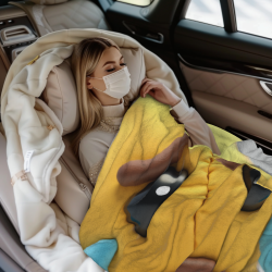 Manta de franela horizontal de 280g con estampado de emoji llorando