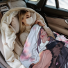 Coperta di merchandising anime - Ragazza che passeggia sotto i ciliegi in fiore
